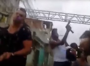 Homem armado invadiu show do grupo de pagode Pique Novo no Rio (Foto: Reprodução)