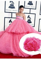 Vestido de Rihanna no Grammy  ganha memes na web