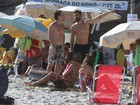 Grazi Massafera e Cauã Reymond curtem praia juntos no Rio
