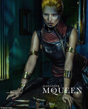 Kate Moss para Alexander McQueen (Foto: Divulgação / Divulgação)