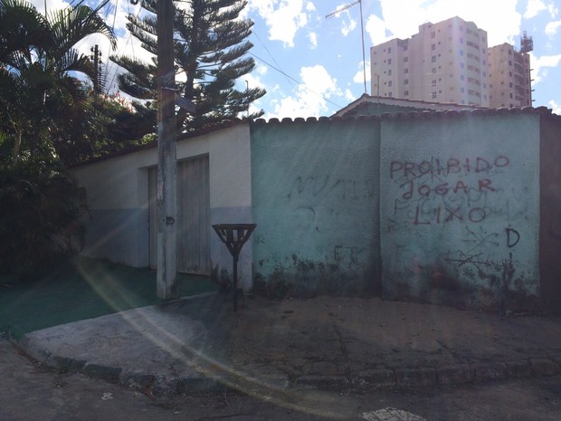 Fachada da casa dos avós e da mãe de Cristiano Araújo (Foto: Marilia Neves / EGO)