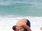 Fernanda Lima e Rodrigo Hilbert trocam beijos em praia do Rio