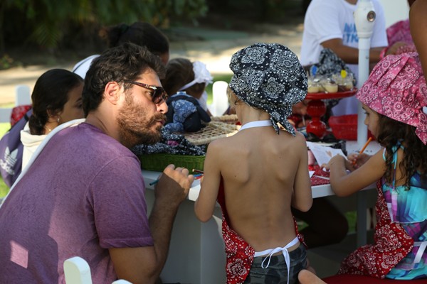 Thiago Lacerda com o filho Gael (Foto: Mario Lalau / Divulgação)