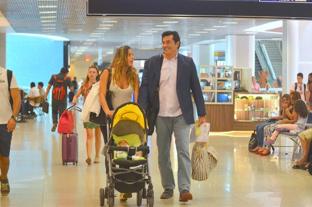 Luciano Szafir, esposa e filho no aeroporto (Foto: William Oda / Agnews)