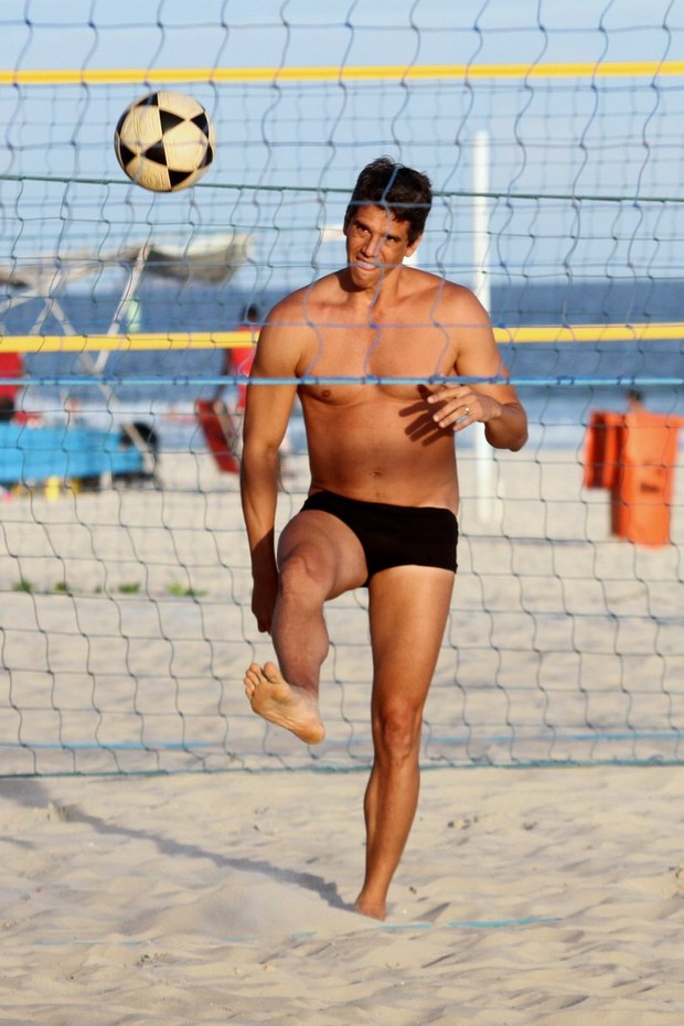 Marcio Garcia jogando futevôlei (Foto: Henrique Oliveira / FotoRioNews)