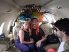 Susana Vieira e David Brazil se divertem em viagem de avião