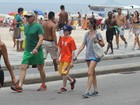 Harrison Ford caminha com a família em calçadão do Rio 