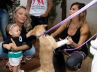 Grávida de 8 meses, Luísa Mell doa cachorrinho para filha de sertanejo
