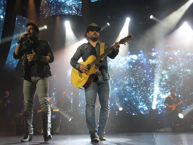 Zezé Di Camargo e Luciano no palco (Foto: Cláudio Augusto/Foto Rio News)