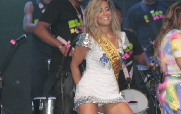 Ex-BBB Lia Khey em show de Preta Gil no Rio (Foto: Isac Luz/ EGO)