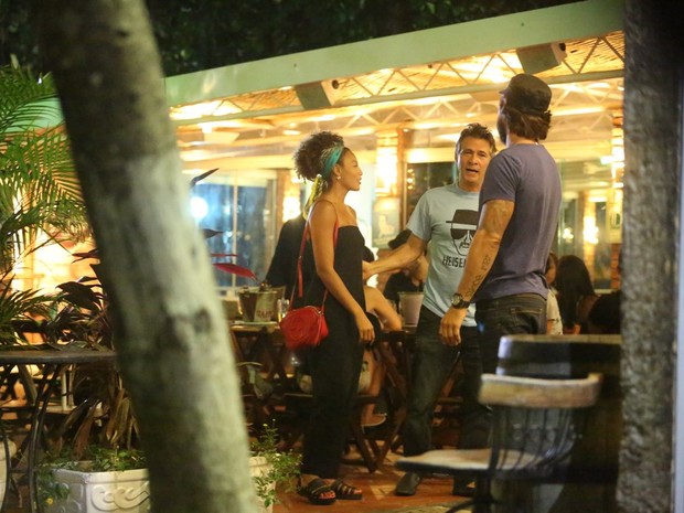 Sheron Menezzes e Nelson Freitas em restaurante na Zona Oeste do Rio (Foto: Delson Silva/ Ag. News)