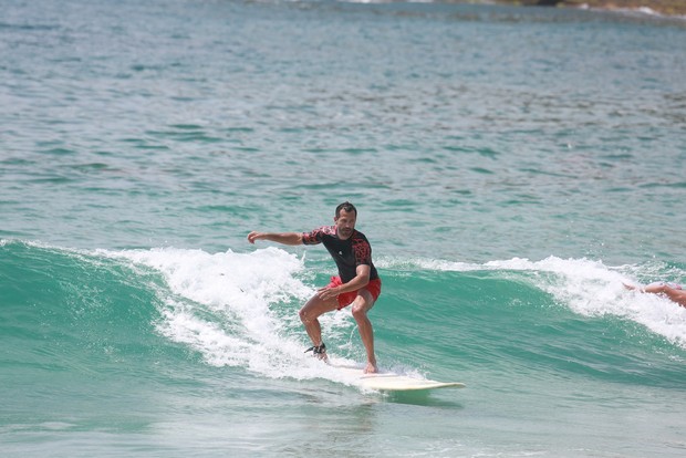 Malvino Salvador fazendo aula de surf na praia do Recreio fazendo aula de surf na praia do Recreio (Foto: Dilson Silva / Agnews)