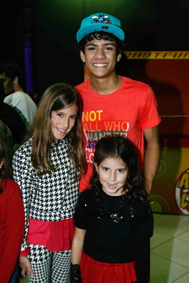 Gabriel Santana e as filhas de Rodrigo Faro (Foto: Leo Franco / AgNews)