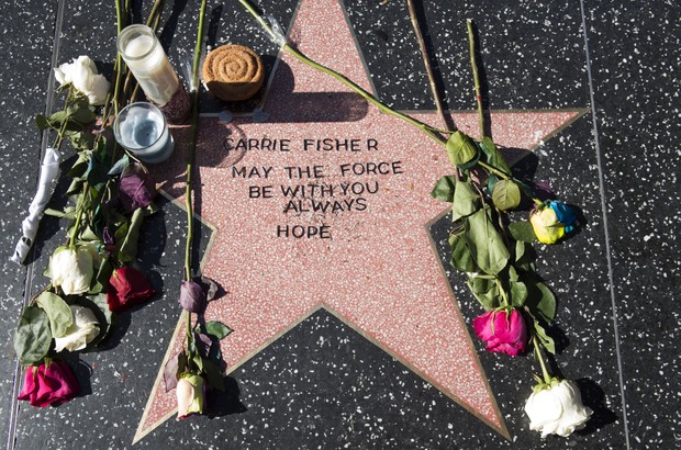 Fã faz uma montagem para homenagear Carrie  (Foto: VALERIE MACON / AFP)
