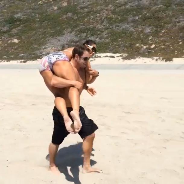 Mayra Cardi é carregada pelo marido na praia (Foto: Reprodução_Instagram)
