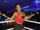 Scheila Carvalho, decotada, se joga no Carnaval de Salvador