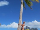 Heidi Klum posa de topless abraçada a árvore em Bora Bora