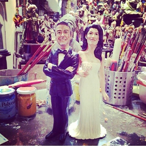 Fã faz bonecos em homenagem a George Clooney e a noiva (Foto: Reprodução/Instagram)