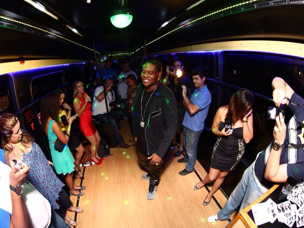 MC Sapão em festa dentro de ônibus no Rio (Foto: Raphael Mesquita/ Divulgação)