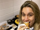 Fernanda Gentil 'ataca' mesa de comida e diverte seguidores na web