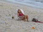 De maiô, Christine Fernandes curte o fim de tarde com o filho na praia