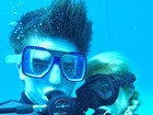 Paris Hilton faz pose até debaixo d'água
