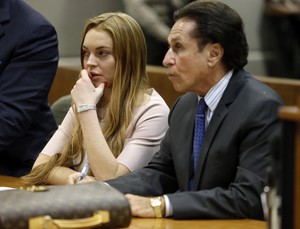 Lindsay Lohan e Mark Heller, seu advogado (Foto: Reed Saxon/Agência Reuters)