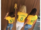 Flávia Alessandra posa com as filhas exibindo camisas da seleção feminina