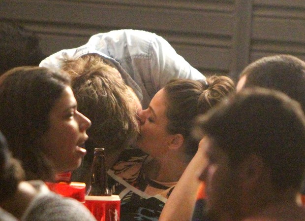 Isis Valverde com o namorado, Tom Rezende, em bar na Zona Oeste do Rio (Foto: Delson Silva/ Ag. News)