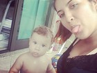 Priscila Pires posa para foto fazendo careta com o filho