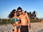 Andressa Ganacin e Nasser Rodrigues posam juntinhos em praia no Rio