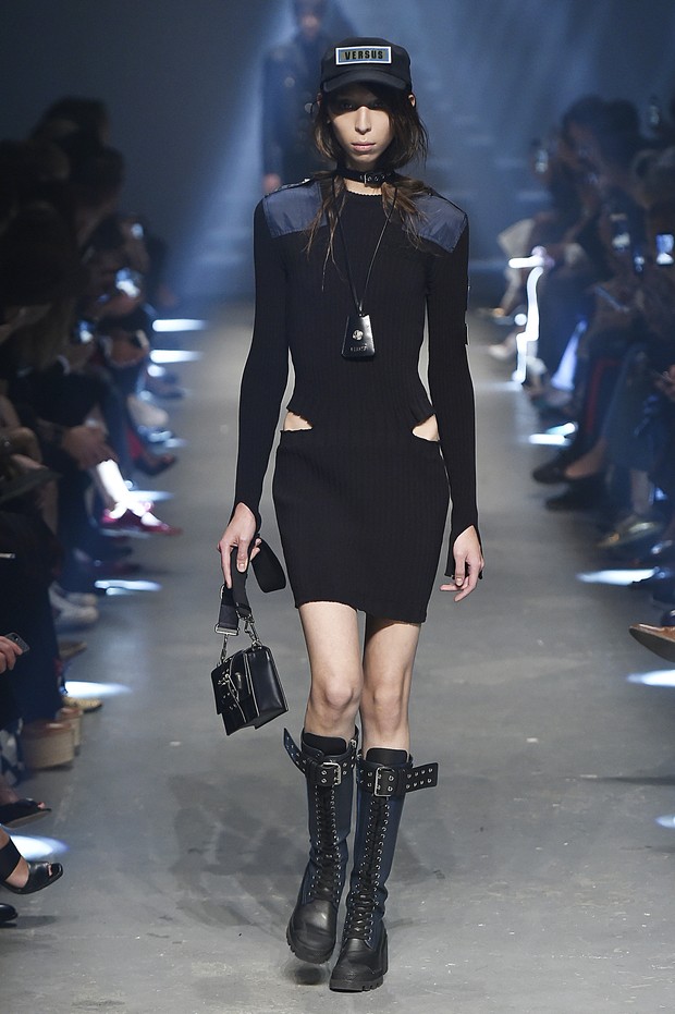 Donatella Versace leva modelo bem magras na abertura do  London Fashion Week e gera polêmica (Foto: Getty Images)