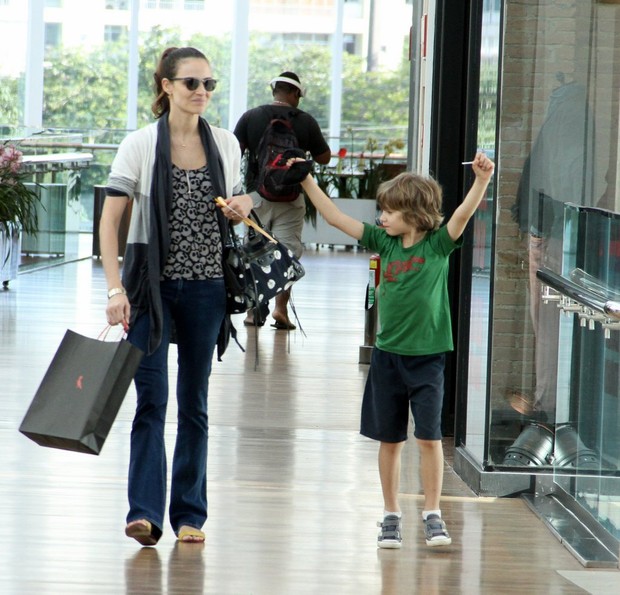 Fernanda Tavares paseia com filho  (Foto: Marcus Pavão/AgNews)