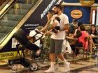 Ex-BBBs Aline Gotschalg e Fernando Medeiros passeiam com o filho no Rio
