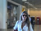 Decotada, Fani Pacheco quase mostra demais em aeroporto no Rio