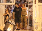 Grávida, Luana Piovani janta com o marido no Rio