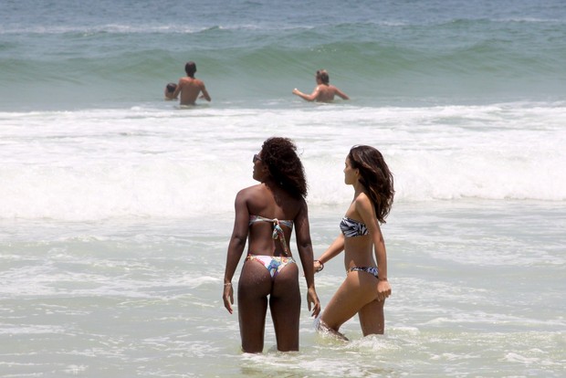 Erika Januza e Carol Macedo na praia (Foto: Wallace Barbosa/AgNews)