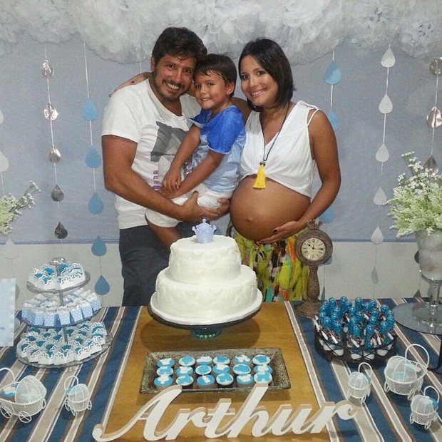 Juliana Knust, grávida, com o filho, Matheus, e o marido, Gustavo Machado (Foto: Instagram/ Reprodução)