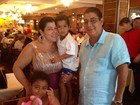 Zeca Pagodinho comemora aniversário da filha em restaurante