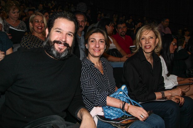 Mruilo Benício, Marília Gabriela e uma amiga assistem peça de teatro (Foto: Manuela Scarpa e Marcos Ribas/Foto Rio News)