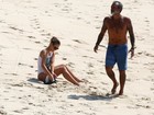 Paolla Oliveira e Rogério Gomes se divertem juntos em praia no Rio