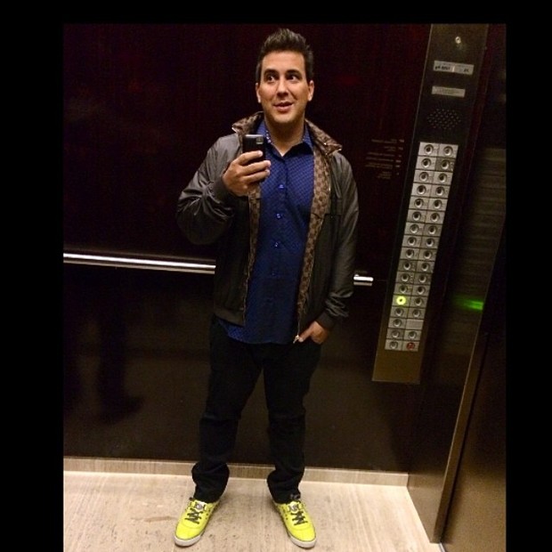 André Marques posa em elevador (Foto: Instagram/ Reprodução)