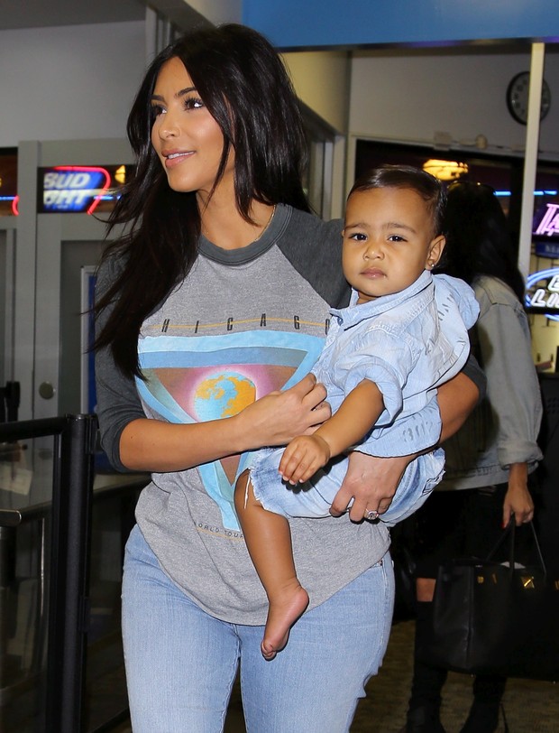 X17 - Kim Kardashian com a filha (Foto: X17 / Agência)