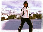Adriane Galisteu posa para foto esquiando 