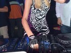 De cinta-liga, Paris Hilton faz caras e bocas ao tocar como DJ