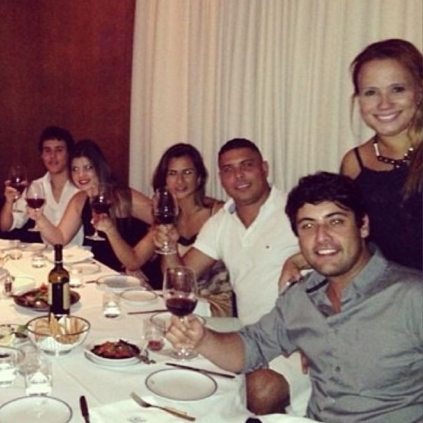 Bruno de Luca com Paula Morais, Ronaldo e amigos (Foto: Reprodução/Instagram)