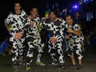 Grupo vestido de vaca chama atenção em noite de metal no Rock in Rio