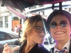 Maria Gadú se diverte com namorada em viagem pela Europa: 'De bicicleta'