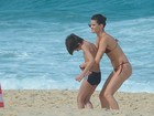 Isabelli Fontana mostra corpo sequinho em dia de praia com os filhos