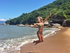 Namorada de Roberto Justus mostra corpão em praia paradisíaca 